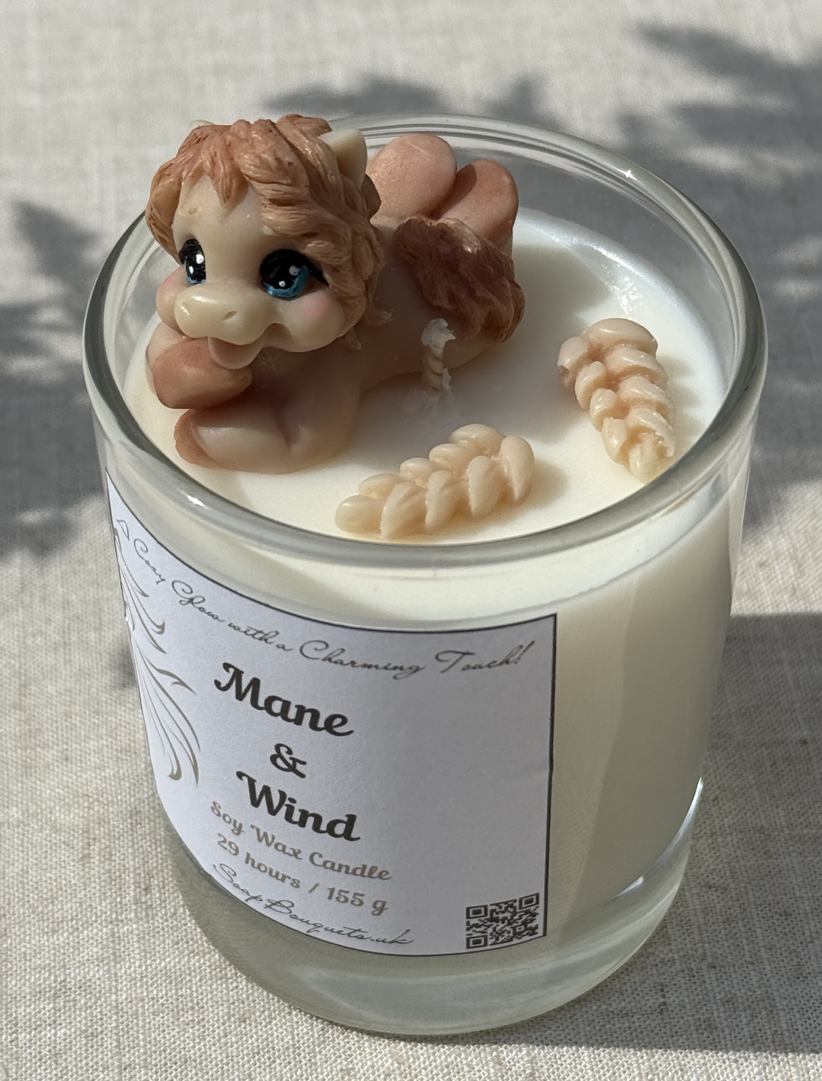 Peeking horse candle with hand-finished horse design and botanical wax details – handmade soy wax candle gift for horse lovers